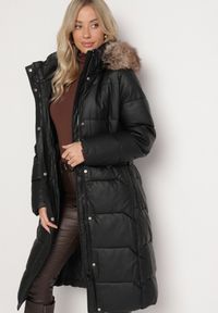 Born2be - Czarno-Brązowa Pikowana Kurtka z Odpinanym Kapturem z Futerkiem Innalisse. Okazja: na co dzień, do pracy, na spotkanie biznesowe. Kolor: czarny. Materiał: futro. Długość rękawa: długi rękaw. Długość: długie. Styl: biznesowy, casual, elegancki #7