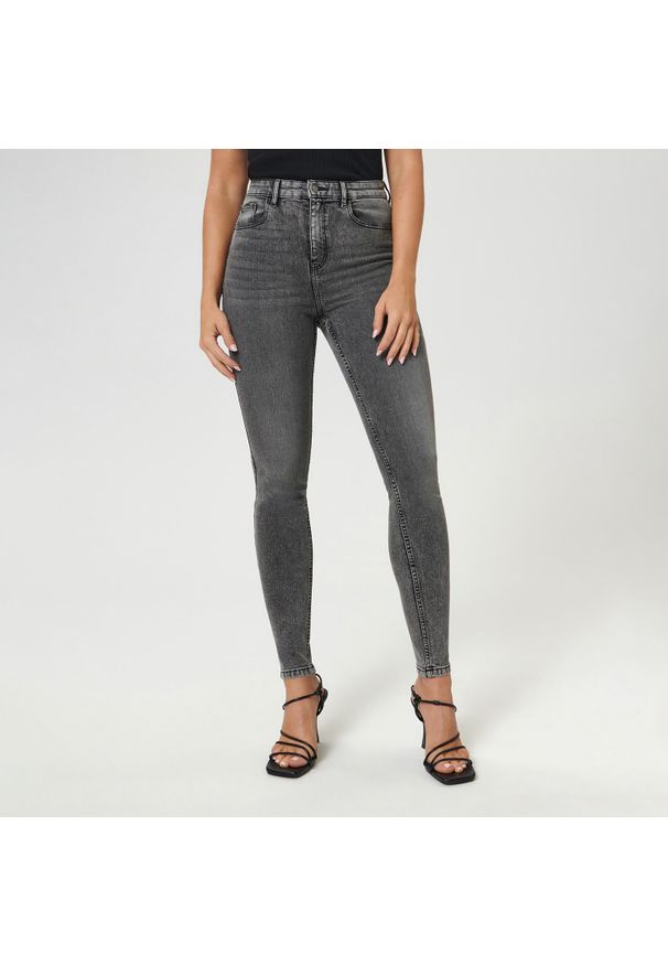 Sinsay - Jeansy skinny high waist - Szary. Stan: podwyższony. Kolor: szary
