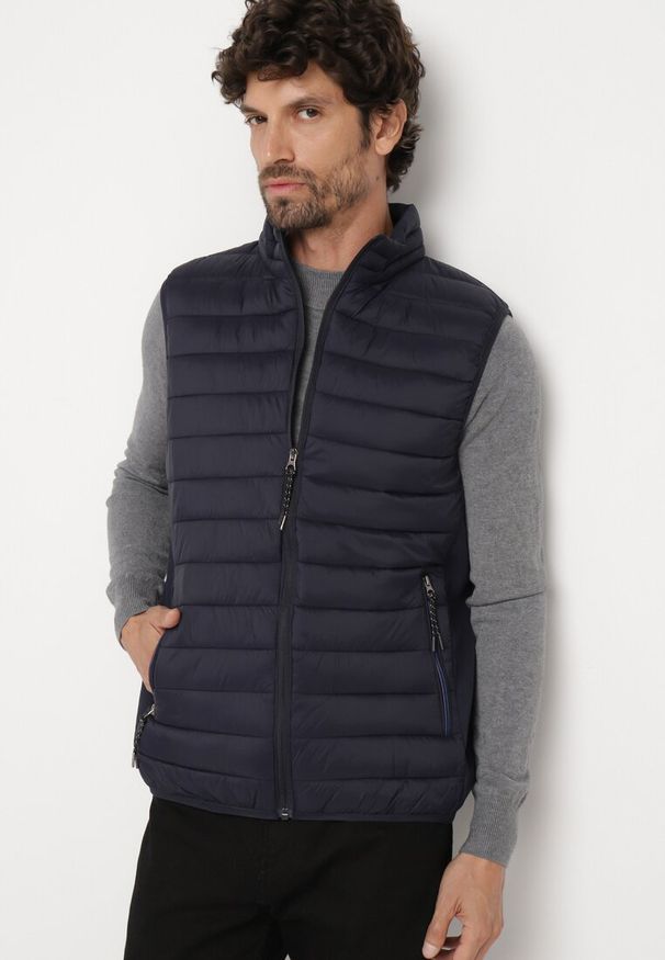 Born2be - Granatowa Pikowana Kamizelka z Kieszeniami na Suwak Hanilea. Okazja: na co dzień. Kolor: niebieski. Materiał: jeans. Styl: casual, elegancki, klasyczny