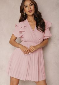Renee - Ciemnoróżowa Sukienka Haidiolea. Kolor: różowy. Długość rękawa: krótki rękaw. Wzór: aplikacja. Typ sukienki: kopertowe. Styl: wizytowy. Długość: mini #3
