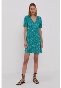 JDY - Jacqueline de Yong Sukienka kolor zielony mini rozkloszowana. Kolor: zielony. Materiał: tkanina, materiał, wiskoza. Długość rękawa: krótki rękaw. Typ sukienki: rozkloszowane. Długość: mini #5