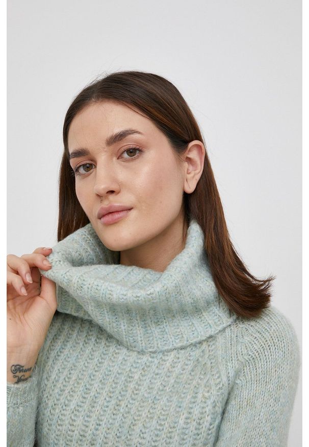 only - Only Sweter z domieszką wełny damski kolor turkusowy ciepły z golfem. Typ kołnierza: golf. Kolor: turkusowy. Materiał: wełna. Długość rękawa: raglanowy rękaw. Wzór: ze splotem