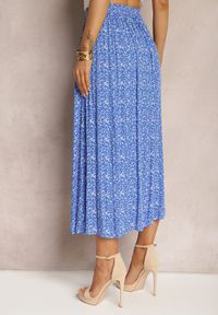 Renee - Niebieska Maxi Spódnica Rozkloszowana w Kwiaty z Guzikami Kessame. Okazja: na co dzień, na spacer. Kolor: niebieski. Wzór: kwiaty. Sezon: lato. Styl: casual