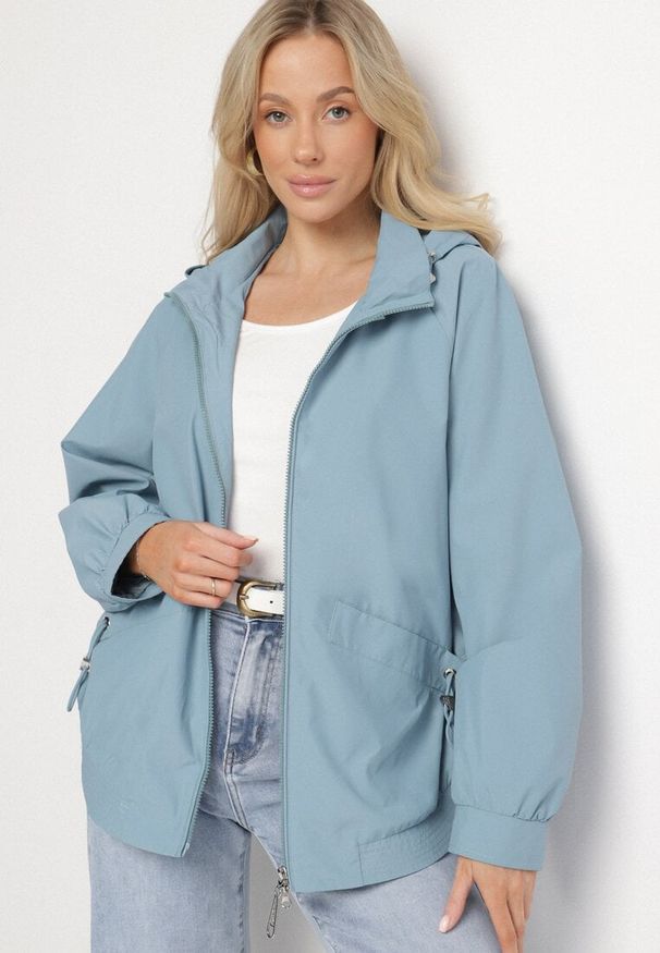 Born2be - Niebieska Kurtka Parka o Pudełkowym Kroju ze Ściągaczem w Talii i Kapturem Sesoliena. Okazja: na co dzień, na spacer. Kolor: niebieski. Materiał: jeans. Długość rękawa: długi rękaw. Długość: długie. Styl: casual, elegancki