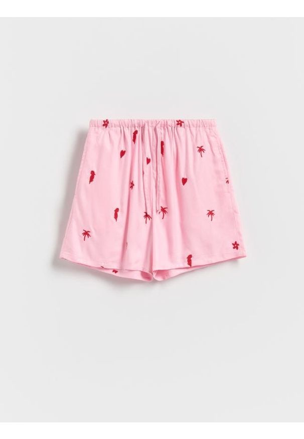 Reserved - Wiskozowe szorty z haftem - pastelowy róż. Kolor: różowy. Materiał: wiskoza. Wzór: haft