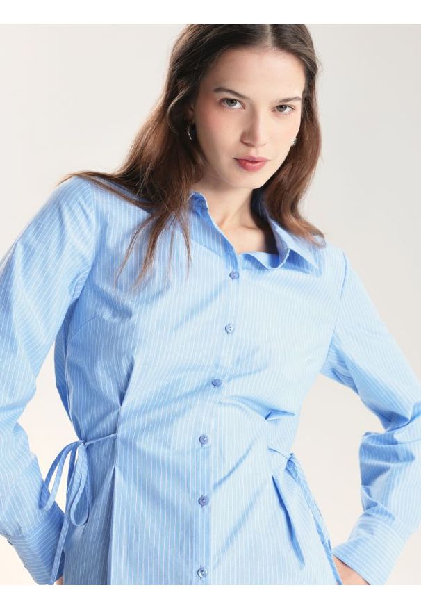 Reserved - Koszula z wiązaniami - jasnoniebieski. Kolor: niebieski. Materiał: tkanina, bawełna