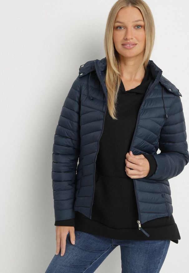Born2be - Granatowa Pikowana Kurtka Przejściowa z Kapturem Suritta. Okazja: na co dzień. Typ kołnierza: kaptur. Kolor: niebieski. Materiał: jeans. Styl: casual, klasyczny, sportowy