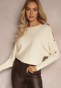 Renee - Beżowy Sweter z Wiskozą Ozdobiony Wycięciami na Rękawach Evathia. Okazja: na co dzień. Kolor: beżowy. Materiał: wiskoza. Wzór: aplikacja. Styl: wizytowy, elegancki, casual