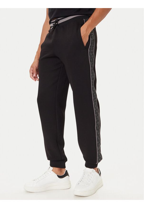 Guess Spodnie dresowe Z5BB18 KB3P2 Czarny Regular Fit. Kolor: czarny. Materiał: syntetyk, bawełna