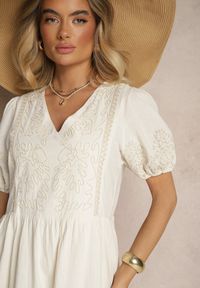 Renee - Biała Rozkloszowana Sukienka z Bawełny w Stylu Boho z Haftowanymi Zdobieniami Lannilsa. Typ kołnierza: dekolt w kształcie V. Kolor: biały. Materiał: bawełna. Wzór: aplikacja, haft. Styl: boho