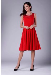 Nommo - Czerwona Rozkloszowana Sukienka Midi z Prześwitującym Karczkiem. Kolor: czerwony. Materiał: poliester, wiskoza. Długość: midi #1