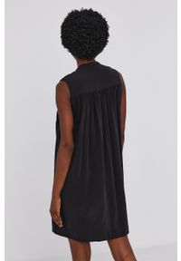 Answear Lab Sukienka kolor czarny mini rozkloszowana. Kolor: czarny. Materiał: tkanina. Wzór: gładki. Typ sukienki: rozkloszowane. Styl: wakacyjny. Długość: mini #3