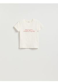 Reserved - T-shirt z nadrukowanym napisem - złamana biel. Materiał: bawełna, dzianina. Wzór: napisy