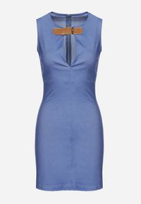 Born2be - Granatowa Sukienka Dopasowana z Głębokim Dekoltem Ozdobionym Paskiem z Klamrą Avernia. Okazja: na co dzień. Kolor: niebieski. Materiał: jeans. Wzór: aplikacja. Typ sukienki: proste. Styl: klasyczny, casual, elegancki #5