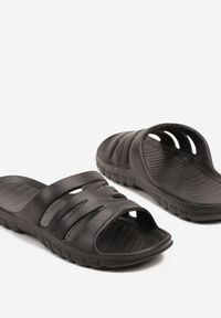 Born2be - Czarne Piankowe Klapki z Ozdobnymi Wycięciami Solritia. Okazja: na plażę, na spacer. Kolor: czarny. Materiał: jeans. Sezon: lato #2