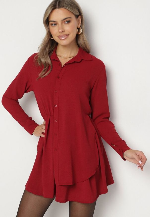 Born2be - Bordowa Asymetryczna Sukienka o Koszulowym Kroju z Gumką w Talii Elodina. Kolor: czerwony. Długość rękawa: długi rękaw. Typ sukienki: asymetryczne, koszulowe. Styl: elegancki, sportowy