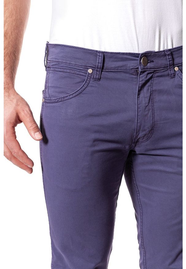 Wrangler - WRANGLER SPODNIE MĘSKIE GREENSBORO DUSK PURPLE W15QRU25K 112127055. Materiał: jeans