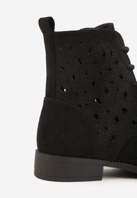 Renee - Czarne Ażurowe Botki ze Sznurowaną Cholewką Sephylia. Okazja: na co dzień. Kolor: czarny. Materiał: zamsz. Szerokość cholewki: normalna. Wzór: ażurowy. Styl: casual, boho #3