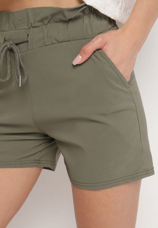 Born2be - Zielone Szorty z Bawełną z Wysokim Stanem Ozdobione Falbanką i Sznurkiem Acreria. Okazja: na co dzień, na spacer. Stan: podwyższony. Kolor: zielony. Materiał: bawełna. Wzór: aplikacja. Sezon: lato. Styl: casual, elegancki