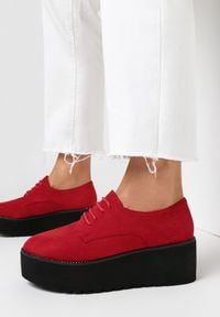Born2be - Czerwone Półbuty ereros. Nosek buta: okrągły. Kolor: czerwony. Szerokość cholewki: normalna. Wzór: aplikacja. Obcas: na platformie. Styl: klasyczny #1