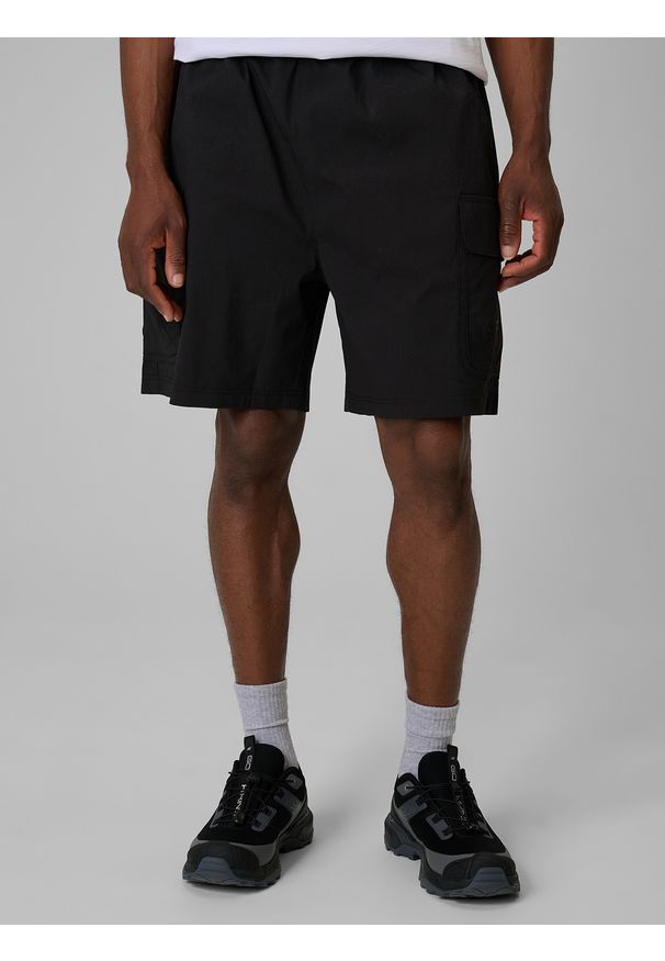 4f - 4F Spodenki tkaninowe męskie - czarne S. Okazja: na spacer, na co dzień. Kolor: czarny. Materiał: tkanina. Styl: casual