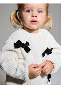 Sinsay - Sweter z kokardami - kremowy. Typ kołnierza: kokarda. Kolor: kremowy #1