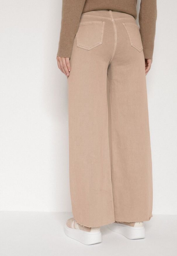 Born2be - Beżowe Szerokie Jeansy z Wysokim Stanem i Postrzępionymi Nogawkami Fyrelreia. Okazja: na co dzień. Stan: podwyższony. Kolor: beżowy. Styl: klasyczny, casual