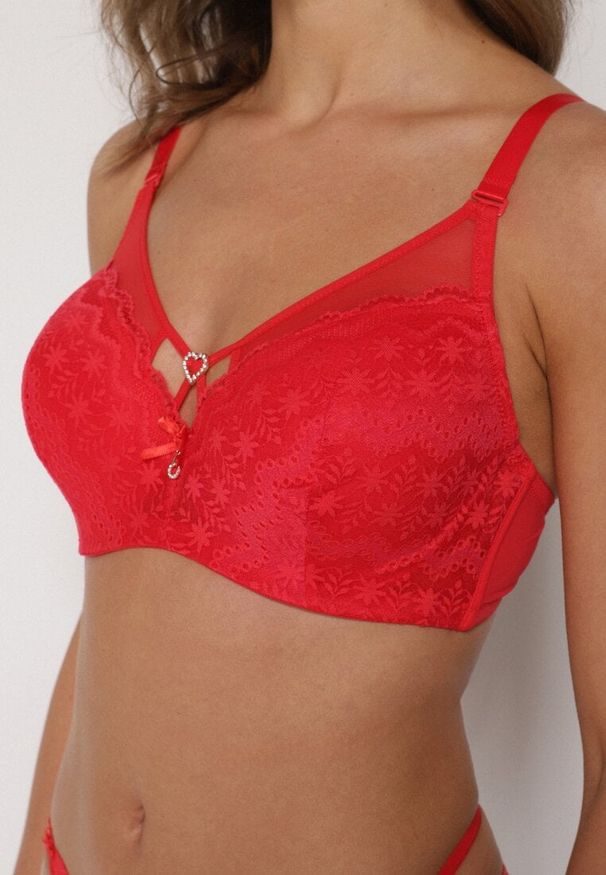 Born2be - Czerwony Koronkowy Biustonosz Ozdobiony Cyrkoniowym Sercem Galirope. Kolor: czerwony. Materiał: koronka. Wzór: aplikacja