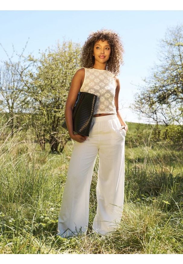 Sinsay - Spodnie wide leg z ozdobnymi przeszyciami - kremowy. Kolor: kremowy