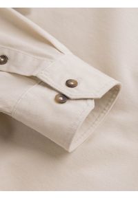Ombre Clothing - Męska bawełniana koszula REGULAR FIT z kieszeniami zapinanymi na guziki - kremowa V1 OM-SHCS-0146 - XXL. Kolor: kremowy. Materiał: bawełna. Długość rękawa: długi rękaw. Długość: długie. Wzór: aplikacja #7