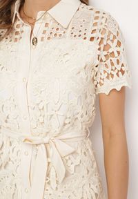 Born2be - Beżowa Ażurowa Sukienka Koszulowa Midi z Wiązanym Paskiem Pamy. Kolor: beżowy. Materiał: materiał, koronka. Długość rękawa: krótki rękaw. Wzór: ażurowy. Typ sukienki: koszulowe. Styl: klasyczny. Długość: midi #4