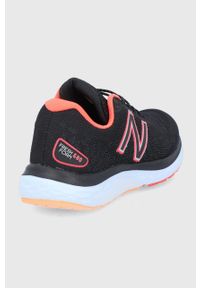 New Balance Buty kolor czarny na płaskiej podeszwie. Nosek buta: okrągły. Zapięcie: sznurówki. Kolor: czarny. Materiał: guma. Obcas: na płaskiej podeszwie. Sport: fitness