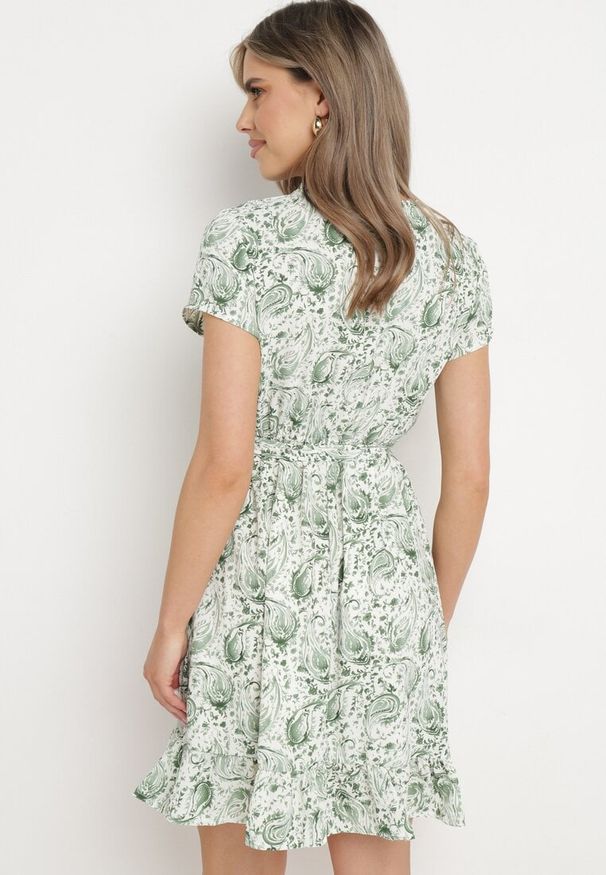 Born2be - Zielona Krótka Sukienka z Paskiem i Gumką w Pasie i Kopertowym Dekoltem Starice. Kolor: zielony. Długość rękawa: krótki rękaw. Typ sukienki: kopertowe. Styl: elegancki. Długość: mini