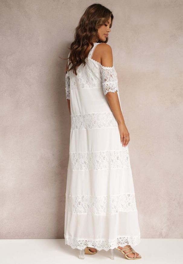 Renee - Biała Maxi Sukienka Na Ramiączkach z Wycięciami o Trapezowym Fasonie Mahkai. Kolor: biały. Materiał: bawełna, nylon, koronka. Długość rękawa: na ramiączkach. Wzór: aplikacja. Typ sukienki: trapezowe. Styl: boho. Długość: maxi