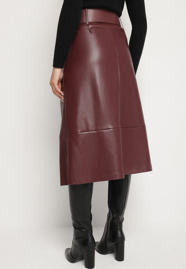 Born2be - Bordowa Trapezowa Spódnica z Imitacji Skóry z Paskiem z Okrągłą Klamrą Salendia. Okazja: na co dzień, na spotkanie biznesowe, do pracy. Stan: podwyższony. Kolor: czerwony. Materiał: skóra. Styl: casual, biznesowy
