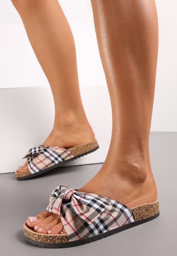 Born2be - Beżowe Klapki Jynielle. Nosek buta: okrągły. Kolor: beżowy. Materiał: materiał