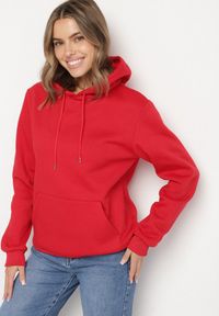 Born2be - Czerwona Bluza z Kapturem i Kangurkową Kieszenią Envila. Okazja: na co dzień. Typ kołnierza: kaptur. Kolor: czerwony. Materiał: jeans. Styl: elegancki, casual
