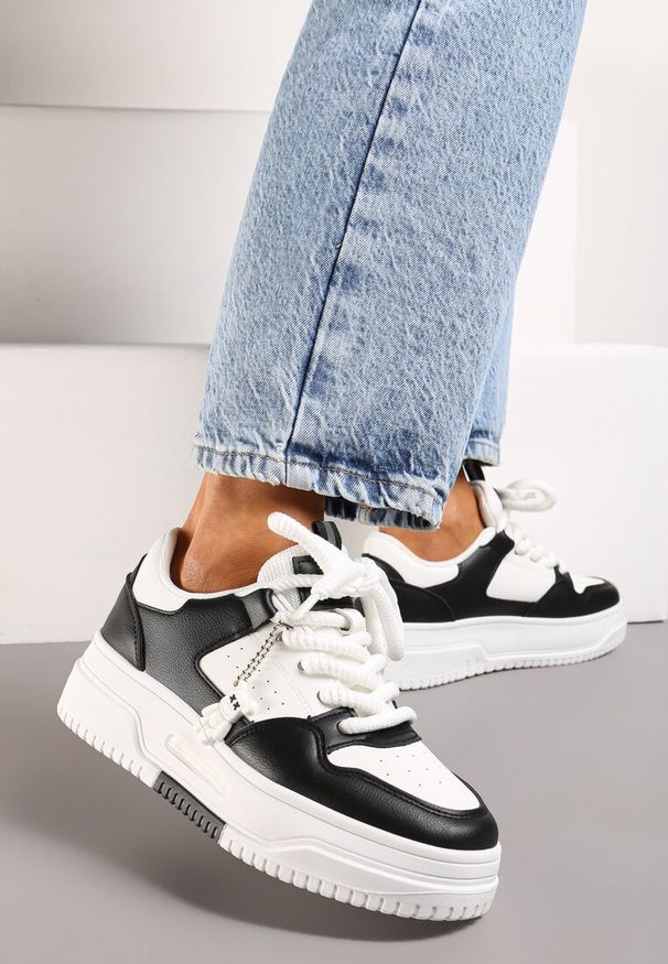 Renee - Biało-Czarne Sneakersy z Zawieszką Misia i Szerokimi Sznurowadłami Alrikad. Okazja: na co dzień, na spotkanie biznesowe, do pracy. Kolor: biały. Materiał: jeans. Obcas: na obcasie. Wysokość obcasa: niski