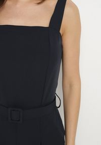 Born2be - Granatowy Taliowany Kombinezon z Ozdobnym Paskiem i Klamrą Doloriela. Kolor: niebieski. Styl: elegancki