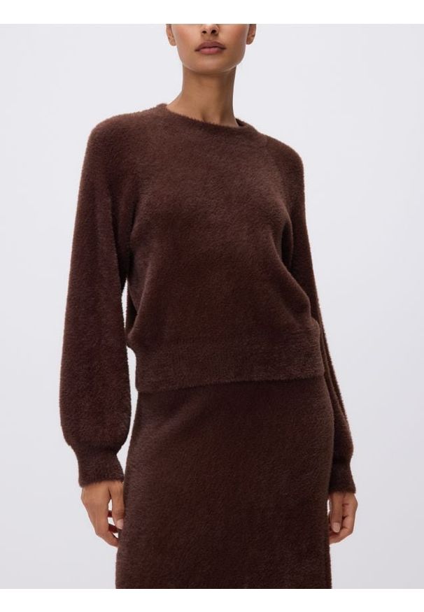 Reserved - Pluszowy sweter - ciemnobrązowy. Kolor: brązowy. Materiał: dzianina