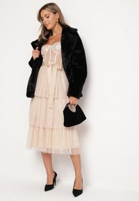 Born2be - Beżowa Sukienka Koktajlowa z Gorsetową Górą Falbanami Cekinami i Kokardą Loralina. Typ kołnierza: kokarda, dekolt gorset. Kolor: beżowy. Długość rękawa: na ramiączkach. Wzór: aplikacja. Typ sukienki: gorsetowe. Styl: wizytowy #1