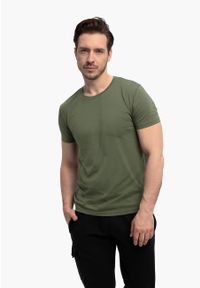 Volcano - Bawełniana koszulka T-BASIC. Kolekcja: plus size. Kolor: brązowy. Materiał: bawełna. Długość rękawa: krótki rękaw. Długość: krótkie. Styl: klasyczny