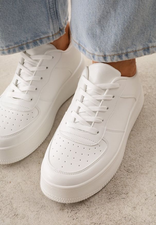 Renee - Białe Sznurowane Sneakersy na Platformie z Bieżnikiem Arvilla. Kolor: biały. Materiał: materiał, skóra. Obcas: na platformie