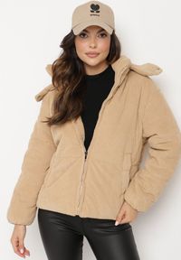 Born2be - Beżowa Sztruksowa Kurtka Puchowa z Odpinanym Kapturem Sinitha. Okazja: na co dzień. Kolor: beżowy. Materiał: sztruks, puch. Styl: casual, elegancki #1