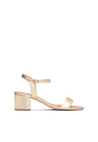 Kazar - Złote sandały na klocku z naturalnej skóry. Okazja: na co dzień. Kolor: złoty. Materiał: skóra. Wzór: gładki. Obcas: na obcasie. Styl: elegancki, casual, klasyczny. Wysokość obcasa: średni #1