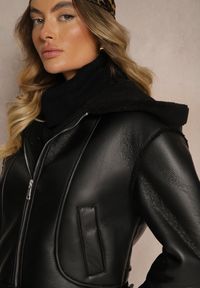 Renee - Czarna Kurtka Biker o Krótkim Kroju z Kapturem i Futerkowymi Wstawkami Dailora. Okazja: na co dzień. Typ kołnierza: kaptur. Kolor: czarny. Materiał: jeans. Długość: krótkie. Styl: elegancki, wizytowy, casual #4