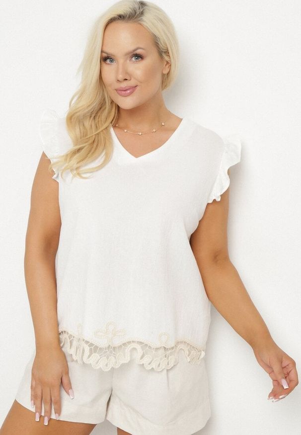 Born2be - Biała Bluzka z Bawełny Ozdobiona Falbankami Wivienne. Okazja: na co dzień. Typ kołnierza: kołnierz z falbankami. Kolekcja: plus size. Kolor: biały. Materiał: bawełna. Wzór: aplikacja. Styl: casual