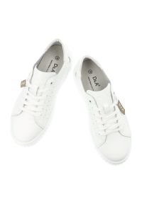 Sneakersy damskie S.Barski, cholewka skóra naturalna perforowana wiązanie klasyczne niski fason zaokrąglony nosek gruba podeszwa casualowy charakter,. Okazja: na co dzień. Zapięcie: sznurówki. Kolor: biały. Materiał: skóra. Szerokość cholewki: normalna. Obcas: na platformie. Sport: turystyka piesza #7