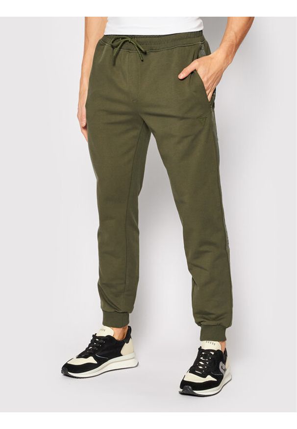 Guess Spodnie dresowe Z2RB14 K6ZS1 Zielony Regular Fit. Kolor: zielony. Materiał: bawełna