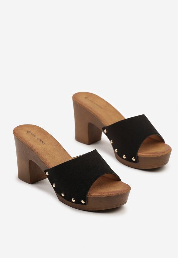 Renee - Czarne Klapki w Stylu Drewniaków na Słupkowym Obcasie z Nitami Mevane. Kolor: czarny. Obcas: na obcasie. Styl: elegancki, rockowy. Wysokość obcasa: średni